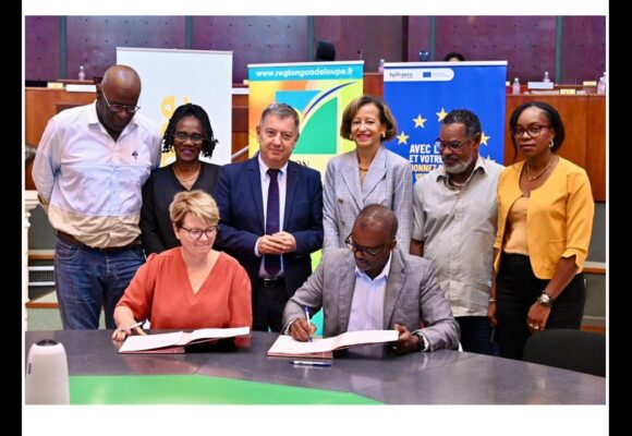 Le président de la Région Guadeloupe, Ary Chalus, et Marie-Adeline Peix, directrice exécutive de Bpifrance, signent le nouveau partenariat 2025-2028 à l'Hôtel de Région le 24 octobre. Photo : Région Guadeloupe