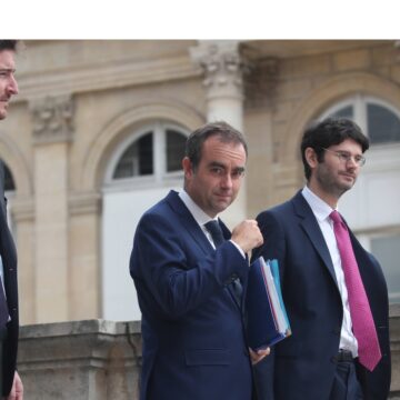 Le Premier ministre Sébastien Lecornu (C), escorté par ses conseillers, quitte le Palais Bourbon après le rejet des motions de censure contre son gouvernement, à Paris le 16 octobre 2025. Photo : J.E.E / Sipa Le Premier ministre Sébastien Lecornu (C), escorté par ses conseillers, quitte le Palais Bourbon après le rejet des motions de censure contre son gouvernement, à Paris le 16 octobre 2025. Photo : J.E.E / Sipa