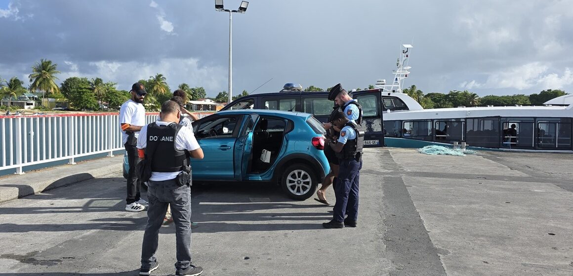 Une présence renforcée, mais éphémère, des forces de l'ordre dans le port de Grand-Bourg à Marie-Galante le 23 octobre 2025. Photo : Gendarmerie de Guadeloupe Une présence renforcée, mais éphémère, des forces de l'ordre dans le port de Grand-Bourg à Marie-Galante le 23 octobre 2025. Photo : Gendarmerie de Guadeloupe