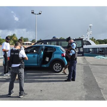 Une présence renforcée, mais éphémère, des forces de l'ordre dans le port de Grand-Bourg à Marie-Galante le 23 octobre 2025. Photo : Gendarmerie de Guadeloupe