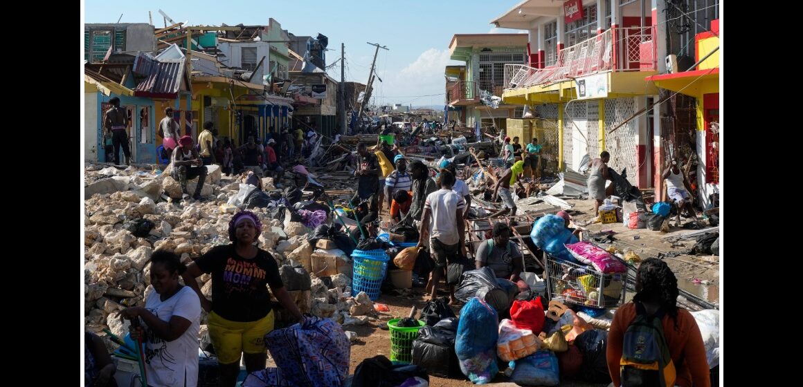 Des habitants se rassemblent parmi les débris au lendemain de l'ouragan Melissa, dans une rue de Black River dans le sud-ouest de l'île, en Jamaïque, jeudi 30 octobre 2025. Photo : Matias Delacroix / AP / Sipa Des habitants se rassemblent parmi les débris au lendemain de l'ouragan Melissa, dans une rue de Black River dans le sud-ouest de l'île, en Jamaïque, jeudi 30 octobre 2025. Photo : Matias Delacroix / AP / Sipa