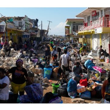 Des habitants se rassemblent parmi les débris au lendemain de l'ouragan Melissa, dans une rue de Black River dans le sud-ouest de l'île, en Jamaïque, jeudi 30 octobre 2025. Photo : Matias Delacroix / AP / Sipa Des habitants se rassemblent parmi les débris au lendemain de l'ouragan Melissa, dans une rue de Black River dans le sud-ouest de l'île, en Jamaïque, jeudi 30 octobre 2025. Photo : Matias Delacroix / AP / Sipa