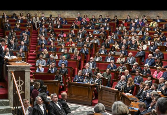 Le Premier ministre Sébastien Lecornu prononce son discours de déclaration de politique générale, mardi 14 octobre 2025 devant les députés et les nouveaux ministres à l’Assemblée nationale à Paris. Photo : Isa Harsin / Sipa