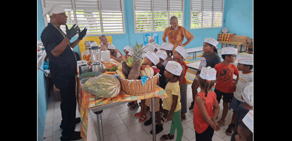 Des élèves découvrent les fruits locaux lors d'un atelier animé par le chef Gary Guizonne pendant la semaine du Goût. Photo : Riviera du levant. Des élèves découvrent les fruits locaux lors d'un atelier animé par le chef Gary Guizonne pendant la semaine du Goût. Photo : Riviera du levant.