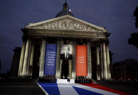 Cérémonie de panthéonisation de Robert Badinter, ancien ministre de la Justice et président du Conseil constitutionnel, à Paris le 9 octobre 2025, date anniversaire de la promulgation de la loi portant abolition de la peine de mort. Photo : Jacovides / Pool / Sipa