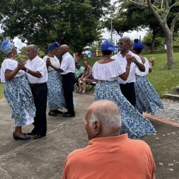 Le club des aînés « Espoirs de Vivre » anime la place du Calvaire au Gosier avec une prestation de quadrille dans le cadre de la Semaine bleue, lundi 6 octobre. Photo : Ici le Gosier