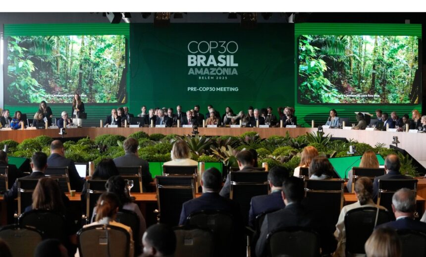 Cérémonie d'ouverture de la réunion pré-COP30 à Brasilia (Brésil), lundi 13 octobre 2025, ultime étape préparatoire au sommet climatique des Nations Unies qui se déroulera du 10 au 21 novembre 2025 à Belém (Brésil). Photo : Eraldo Peres / AP / Sipa