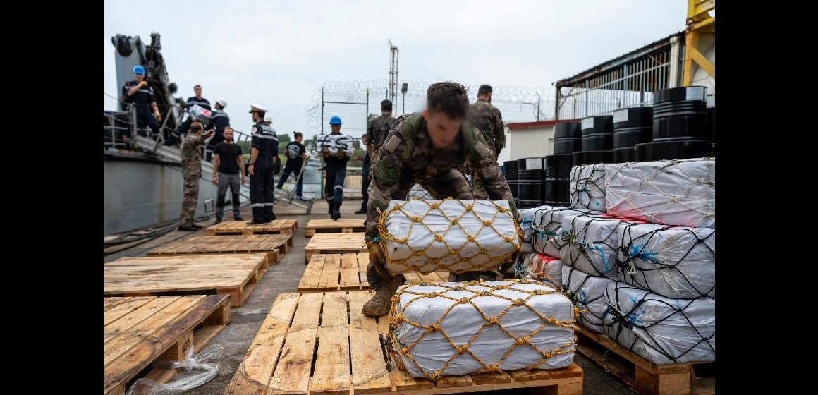 Les 7,056 kg de cocaïne saisis sur un navire de pêche sans pavillon dans la zone Antilles le 6 octobre 2025 sont débarqués par la Marine nationale au port de Fort-de-France. Photo : Forces armées aux Antilles Les 7,056 kg de cocaïne saisis sur un navire de pêche sans pavillon dans la zone Antilles le 6 octobre 2025 sont débarqués par la Marine nationale au port de Fort-de-France. Photo : Forces armées aux Antilles