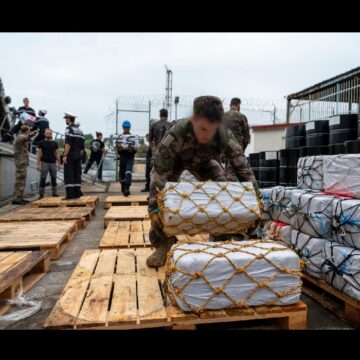 Les 7,056 kg de cocaïne saisis sur un navire de pêche sans pavillon dans la zone Antilles le 6 octobre 2025 sont débarqués par la Marine nationale au port de Fort-de-France. Photo : Forces armées aux Antilles