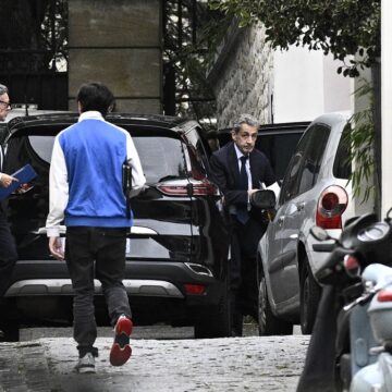 L'ancien président Nicolas Sarkozy (à droite) regagne son domicile, le 13 octobre 2025, accompagné de son avocat Jean-Michel Darrois (à gauche). Il venait d'être reçu par le parquet pour être informé du début de son incarcération. Photo : Julien de Rosa / AFP L'ancien président Nicolas Sarkozy (à droite) regagne son domicile, le 13 octobre 2025, accompagné de son avocat Jean-Michel Darrois (à gauche). Il venait d'être reçu par le parquet pour être informé du début de son incarcération. Photo : Julien de Rosa / AFP