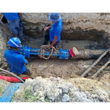 Des agents du SMGEAG interviennent sur une rupture de canalisation aux Abymes, le 30 octobre 2025. Photo : SMGEAG Des agents du SMGEAG interviennent sur une rupture de canalisation aux Abymes, le 30 octobre 2025. Photo : SMGEAG