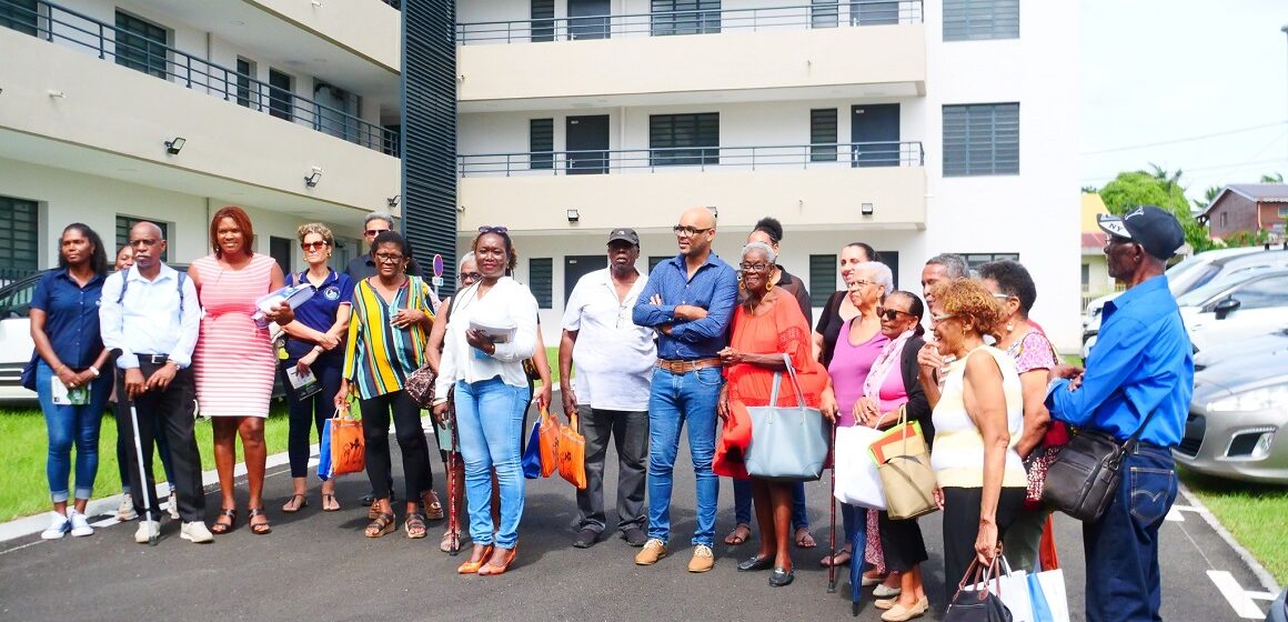 Les premiers résidents devant la résidence Dagonia au Lamentin, lors de la remise des clés le 27 novembre. Photo : Ville Lamentin Guadeloupe Les premiers résidents devant la résidence Dagonia au Lamentin, lors de la remise des clés le 27 novembre. Photo : Ville Lamentin Guadeloupe
