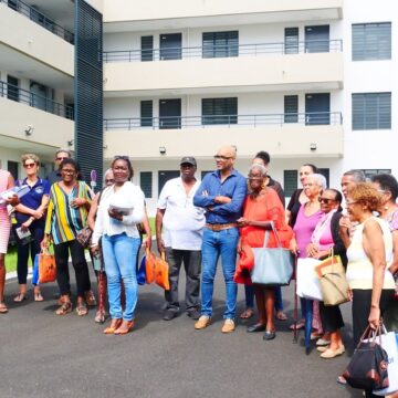 Les premiers résidents devant la résidence Dagonia au Lamentin, lors de la remise des clés le 27 novembre. Photo : Ville Lamentin Guadeloupe Les premiers résidents devant la résidence Dagonia au Lamentin, lors de la remise des clés le 27 novembre. Photo : Ville Lamentin Guadeloupe
