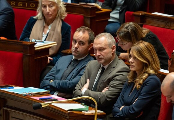 Le Premier ministre Sébastien Lecornu et sa ministre des Comptes publics Amélie de Montchalin qui lui parle à l’oreille lors de la séance des questions au gouvernement dans l'hémicycle de l'Assemblée nationale, le 12 novembre 2025. Photo : Arnaud Vilette / Sipa