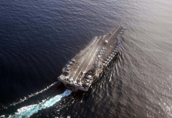 Le plus grand porte-avions américain, l'USS Gerald R. Ford, ici photographié le 24 septembre 2025 à l'exercice "Neptune Strike 25" avec des destroyers en mer du Nord au large du Danemark. Photo : Federico Gambarini/dpa Photo: Federico Gambarini/dpa