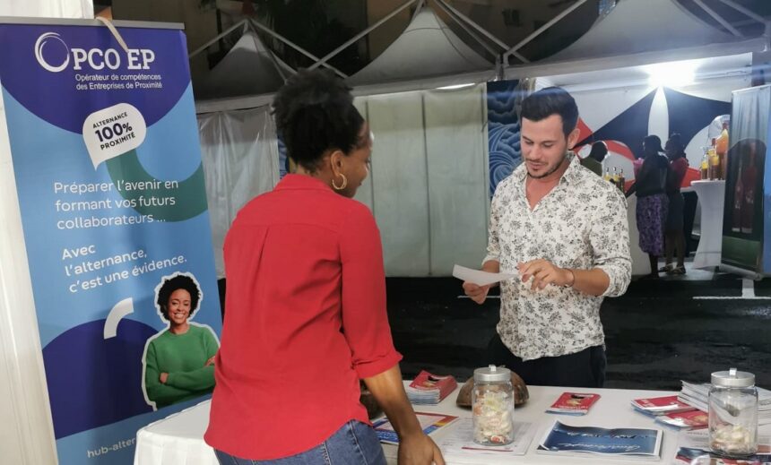 16 novembre 2022, le financeur de formation « Opco Entreprises de proximité » tient un stand au Village de la Route du Rhum pour promouvoir l'alternance et la formation professionnelle auprès des jeunes, des parents et des entreprises. Photo : Opco des Entreprises de Proximité