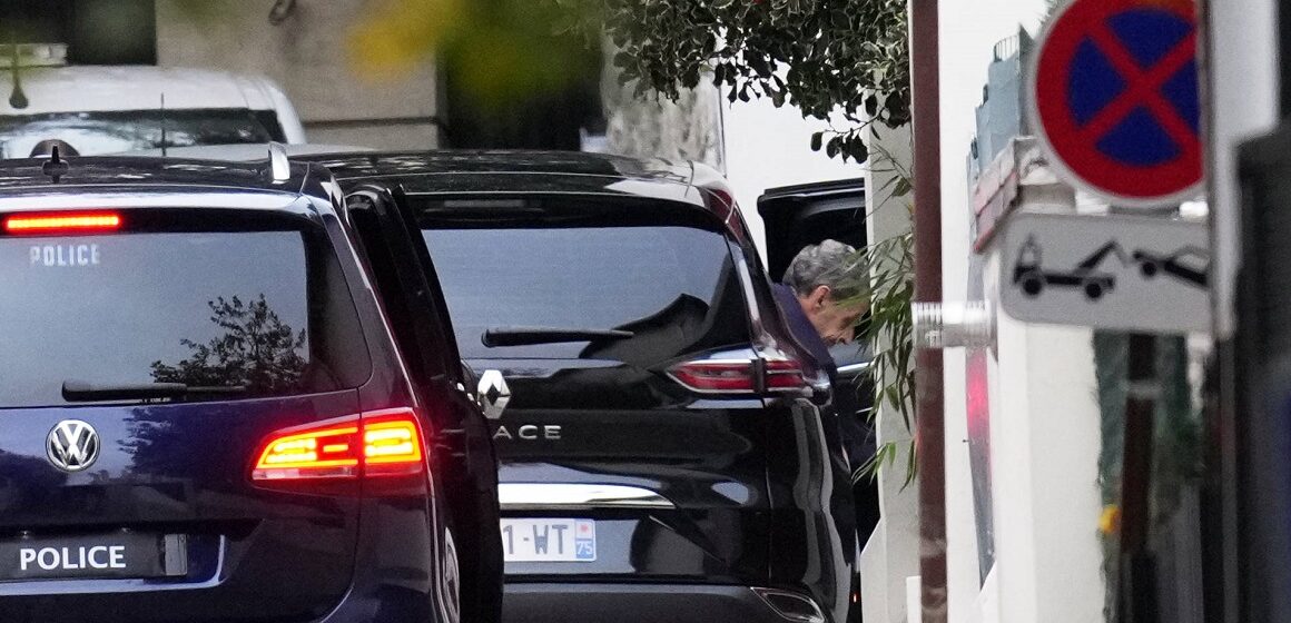 L'ancien président de la République Nicolas Sarkozy quitte sa voiture en arrivant à son domicile après sa libération de prison, lundi 10 novembre 2025 à Paris. Photo : Christophe Ena / AP / Sipa L'ancien président de la République Nicolas Sarkozy quitte sa voiture en arrivant à son domicile après sa libération de prison, lundi 10 novembre 2025 à Paris. Photo : Christophe Ena / AP / Sipa