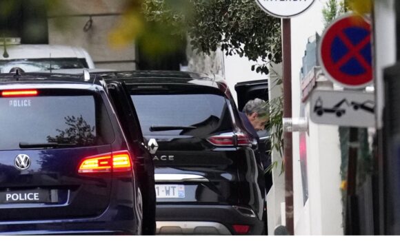 L'ancien président de la République Nicolas Sarkozy quitte sa voiture en arrivant à son domicile après sa libération de prison, lundi 10 novembre 2025 à Paris. Photo : Christophe Ena / AP / Sipa