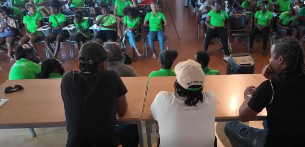 Des collégiens réunis le 25 octobre à la Rotonde des arts de Saint-François pour la première rencontre du cycle Éveil et réussite, dédié à l'inspiration et à la prévention de la délinquance. Photo : Commune de Saint-François