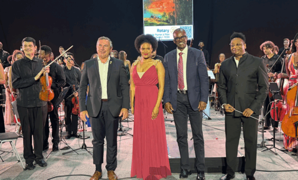A droite, le directeur du festival Saint-Georges, Marlon Daniel, au centre la mezzo soprano Axelle Saint-Cirel figure montante du chant lyrique d’origine guadeloupéenne.