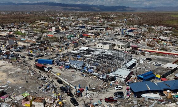 Une vue aérienne de Black River, en Jamaïque, jeudi 30 octobre 2025, après le passage de l'ouragan Melissa. Photo : AP/Matias Delacroix/ Sipa